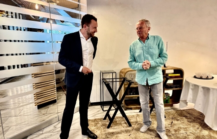 Invité par Vincent Wüthrich, Nelson Monfort évoque sa carrière de journaliste. (Photo : dla)