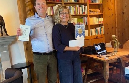 Governor Andrea Weber und Oli Schmid freuen sich über die gegenseitigen Geschenke.